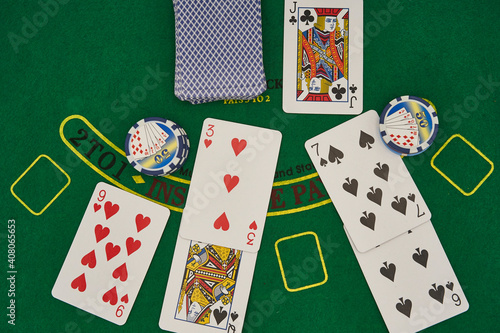 Cartas de poker en tapete verde con fichas de casino
