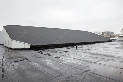Sloping roof with roofing