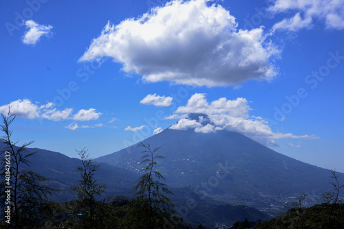 Paisaje en Guatemala con vista hacia el volcán de Fuego, desde el departamento de Sacatepéquez