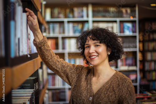 Woman in library. 