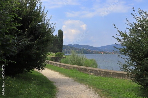 Sentiero sul lago a Ispra, Italia, Path on the lake in Ispra, Italy