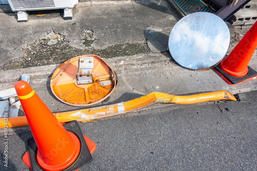 事故で破損したカーブミラーの写真