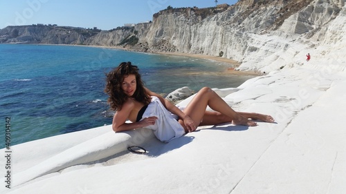 Modella in posa alla Scala dei Turchi