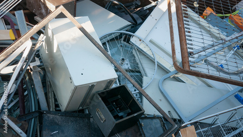 Montón de aparatos tecnológicos tirados en un contenedor de basura