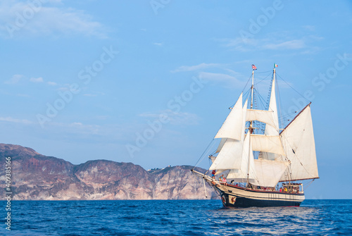 Windjammer segelt vor Lipari