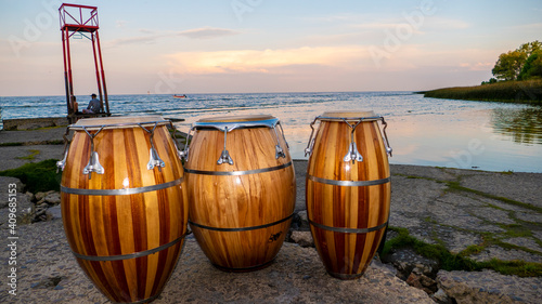 Tambores para candombe sobre el rio