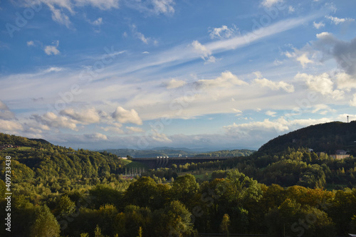 Zapierający dech widok na zaporę nad Soliną. Bieszczady, Polska