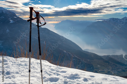  Il lago di Garda con il monte Baldo dalla val di Gresta invernale