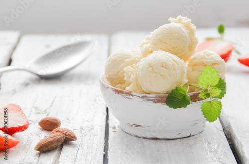 Vanilleeis Mandeleis Vegan Ketogen Diät Eisbecher Eis Speiseeis selber machen 
