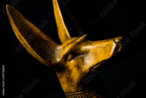statua di Anubi dio egizio su sfondo nero