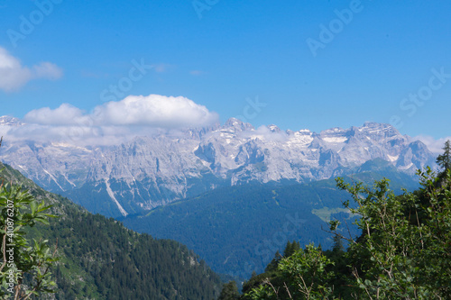 Bellissima vista panoramica sulle montagne dal rifugio cornisello nella Val Nambrone in Trentino, viaggi e paesaggi in Italia