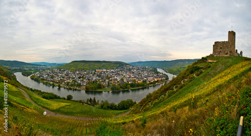 Panoramblick auf Bernkastel-Kues mit Burgruine