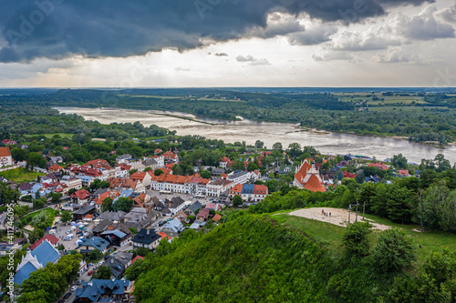 Widok z lotu ptaka na Kazimierz Dolny nad Wisłą i Górę Trzech Krzyży