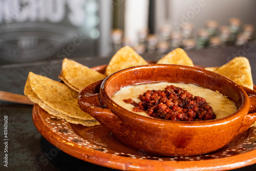 Queso fundido con chorizo