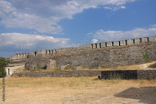 Ruiny średniowiecznej twierdzy położonej na wzgórzu w Gjirokastrze w Albanii.