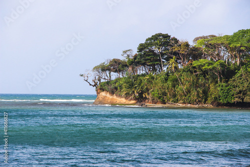 Playa azul en una ensenada del Caribe. Colón. Panamá