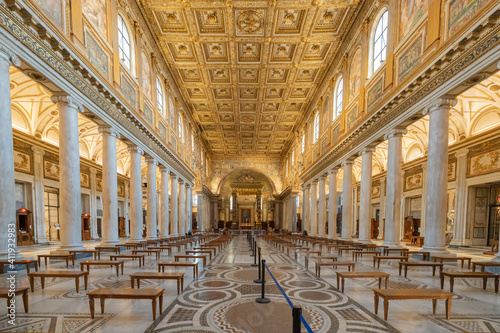 Langschiff mit vergoldeter Kassettendecke der Marienkirche Basilica Santa Maria Maggiore in Rom