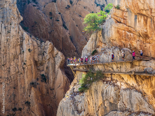 Excursionistas andando por un desfiladero entre montañas en el Caminito del Rey de Málaga