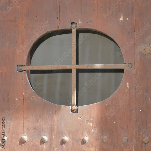 Finestrino del portone della Chiesa di Santa Maria Maggiore. Chiesa Matrice a Corato, Bari, sud Italia