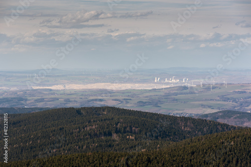 Widok ze szczytu Jested w Czechasz na Kopalnię Węgla Brunatnego i Elektrownię Turów, Bogatynia, Polska