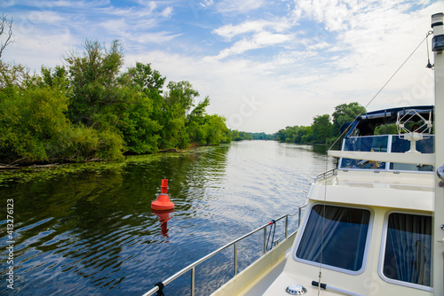 Urlaub auf dem Fluss mit dem Boot - Havelgewässer bei Brandenburg - Deutschland / Vacation on the river by boat - Havel waters near Brandenburg - Germany