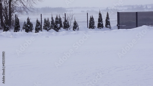 Zima i zaspy śnieżne pora na odśnieżanie, zasypany wjazd na posesję