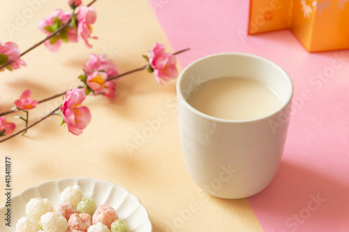 Hinamatsuri. Amazake, hina-arare and peach blossoms. ひなまつり。甘酒とひなあられと桃の花