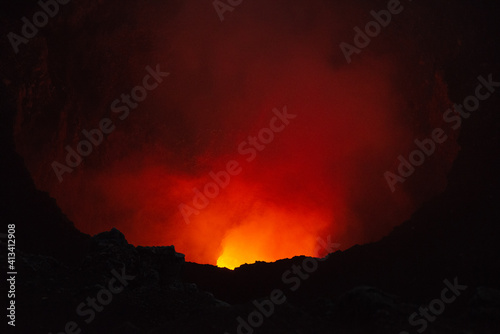 Lava y cráter de volcán, Masaya, Nicaragua, 10 de enero 2019