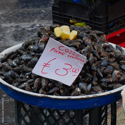 Muscheln auf einem Fischmarkt in Neapel Italien - Mussels at a fish market in Naples Italy