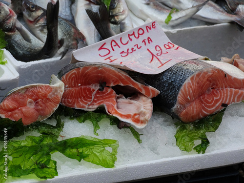 Lachs auf einem Fischmarkt in Neapel Italien - Salmon at a fish market in Naples Italy