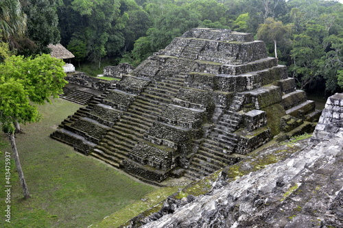 Paisajes y rincones de las ruinas arqueológicas mayas de la ciudad de Yaxhá, en la región del Petén, en el noreste de Guatemala