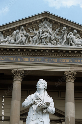 Schillerdenkmal an der Rueckseite des Wiesbadener Stattstheaters