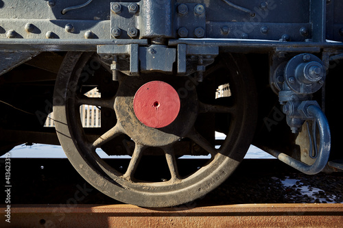 détail d'un essieu en acier avec roues de chemin de fer à vapeur ancien avec de la neige en hiver 