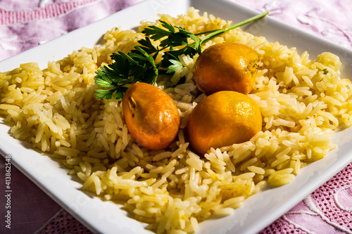 Arroz com pequi e uma folha de salsa. Um prato típico do centro-oeste brasileiro.