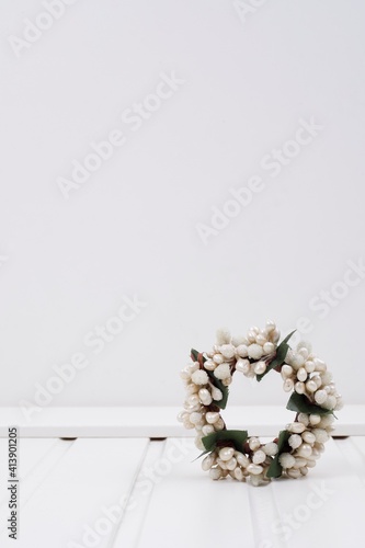 Wianuszek biały z listkami na białym tle