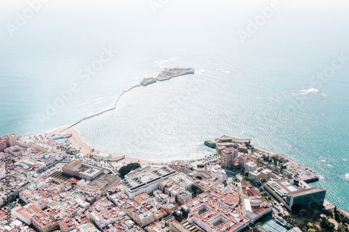 Vista Aerea de la Ciudad de Cadiz, Andalucia España. Vista de la Playa la Caleta.