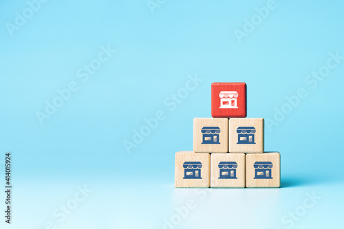 Franchise Business Concept, Wooden cubes with Franchise icon on blue background, copy space