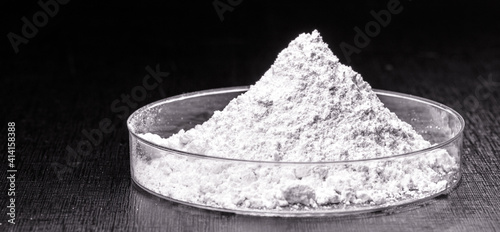 silicon dioxide, also known as silica, is silicon oxide. Anti-caking agent, antifoam, viscosity controller, desiccant, beverage clarifier and medicine or vitamin excipient