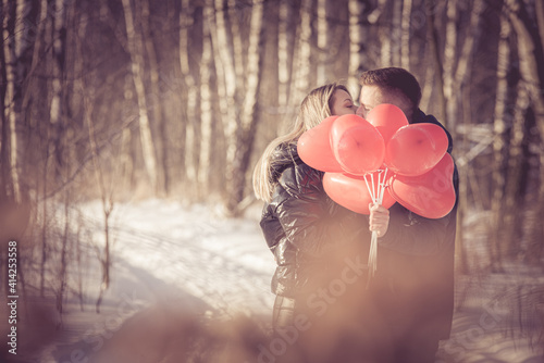 Walentynki, sesja narzeczeńska i walentynkowa w zimie na śniegu z czerwonymi serduszkami