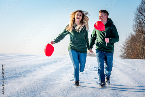 Walentynki, sesja narzeczeńska i walentynkowa w zimie na śniegu z czerwonymi serduszkami