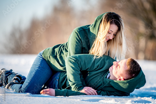 zakochana para, dziewczyna i chłopak na sesji narzeczeńskiej w zimie
