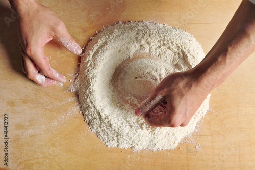 Preparazione con farina sul tavolo