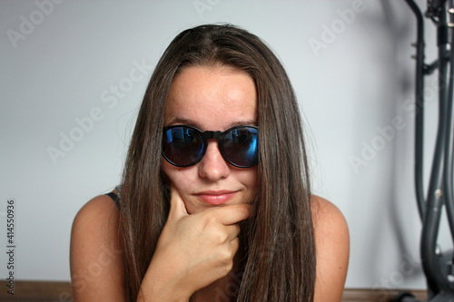 okulary, moda, beuty, portret, brunetka, styl, dama, uśmiech, czarna, okulary, portret,glasses, fashion, portrait, young, beautiful, summer, brunette, style, lady, smile, black, glasses, portrait