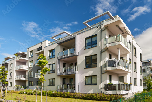 Modernes Mehrfamilienhaus im Grünen in Stadt