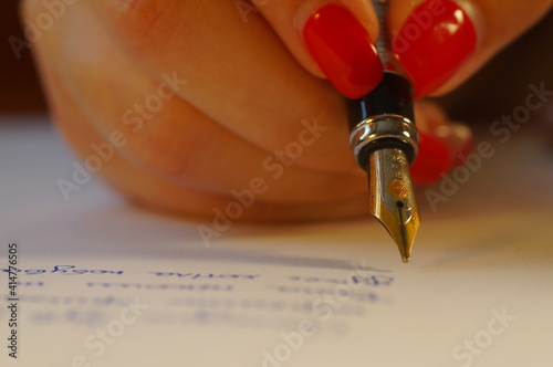 Pióro i długopis na dużym zbliżeniu. Grot pióra, stalówka w dziennym świetle. Tradycyjne pisanie listu.