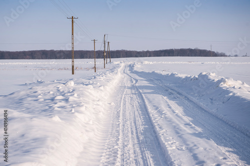 Zima w 2021 jest najbardziej śnieżna od kilku lat. Duże opady śniegu utrudniły wyjazd z wiejskich posesji.