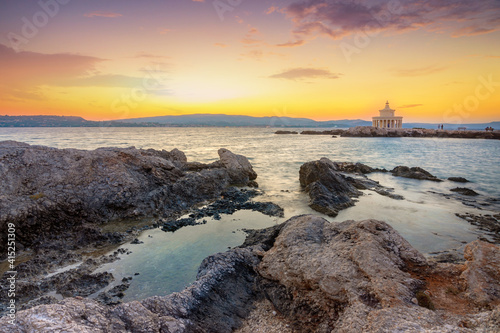 Oszałamiająco widok latarnia morska święty Theodore w Kefalonia wyspie, Grecja
