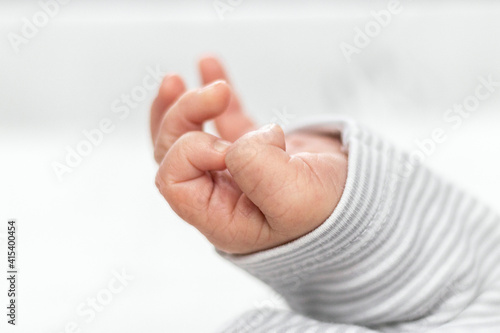 Dłoń małego noworodka