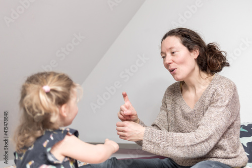 mère et fille signe une comptine en LSF