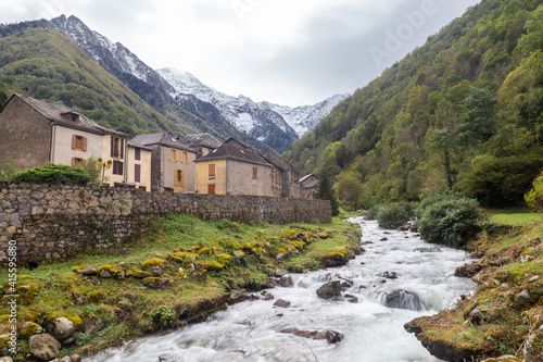 Le hameau de Salau, sur la commune de Couflens, dernier village au fond de la vallée du haut-Salat, point de passage pour rejoindre l'Espagne à pied à travers les Pyrénées 